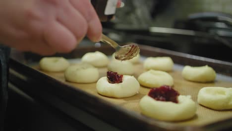 llenar las galletas con mermelada de frambuesa
