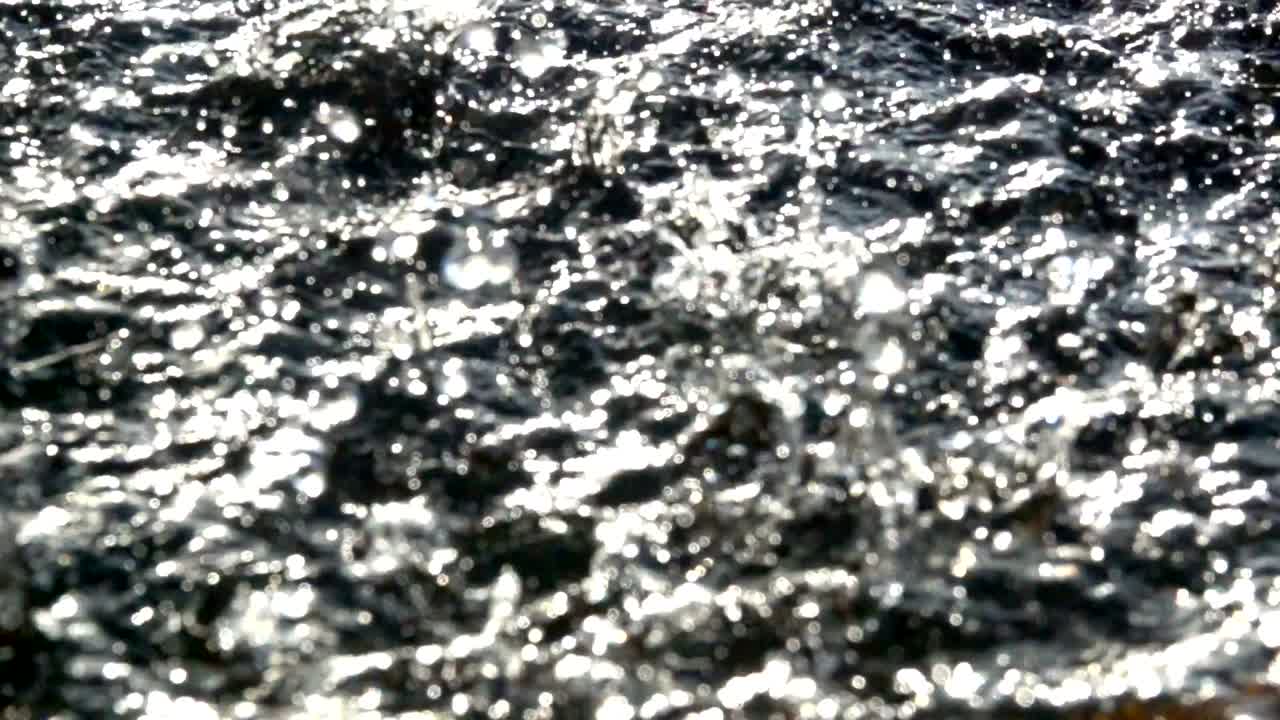 물 표면에 천천히 비가 내리는 물방울 아름다움