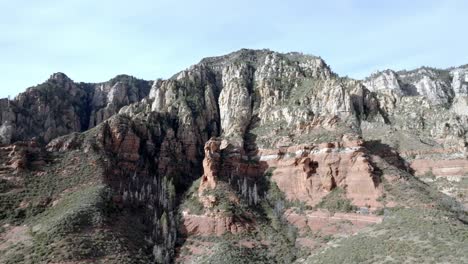 Red-rock-mountains-and-buttes-in-Sedona,-Arizona-with-drone-video-moving-right-to-left