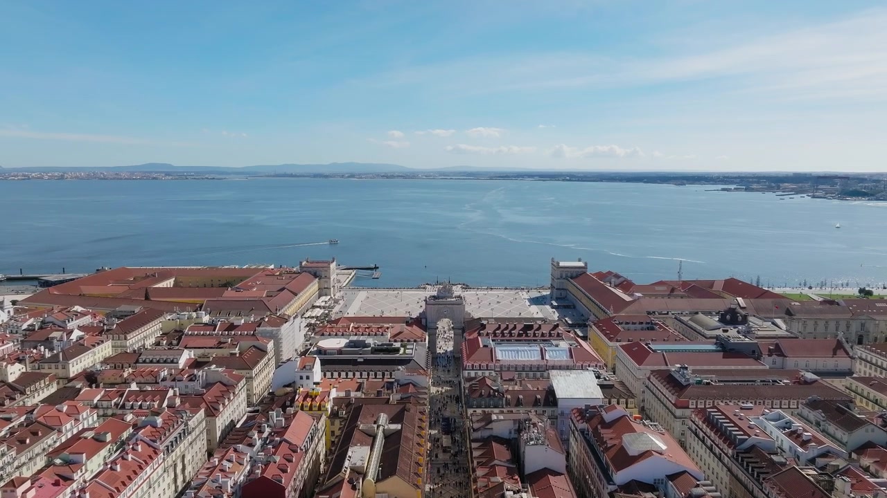 Praça do Comércio e Arco della Rua Augusta, Lisbona. Lento panorama con drone a mezzogiorno. Giornata luminosa e soleggiata, il fiume Tago oltre. Portogallo