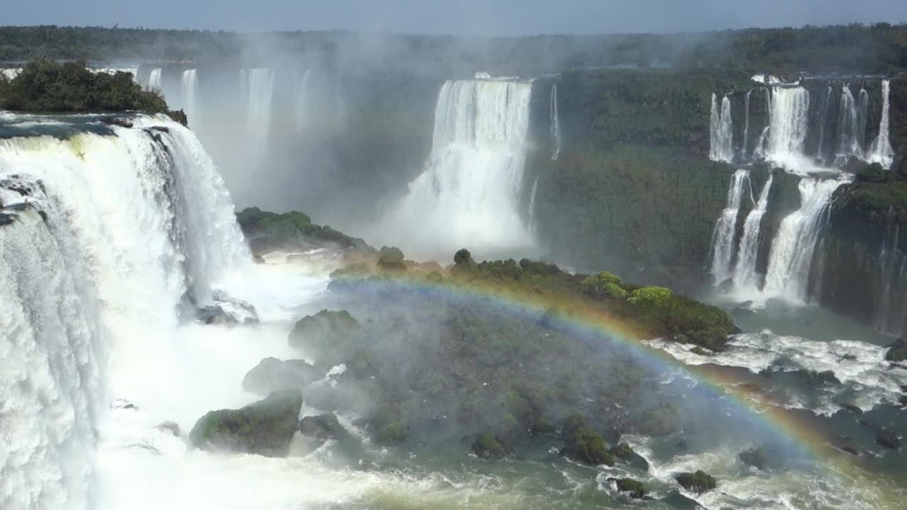 magníficas cataratas del iguazú, en la frontera brasil argentina