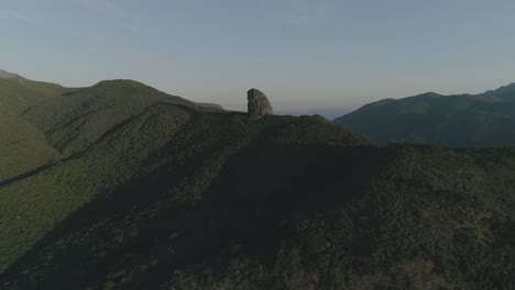 video aéreo acercándose a las montañas de una región de la mata atlántica brasileña, sao paulo, brasil.