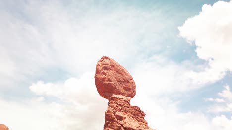 Tiro-Inclinado-Hacia-Abajo-De-Balance-Rock-En-El-Parque-Nacional-Arches,-Utah