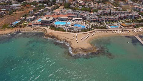 Die-Touristenstadt-Stalis-Mit-Strandbädern-Im-Sommer