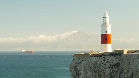 buque de carga industrial cerca de la costa de españa, vista de lapso de tiempo
