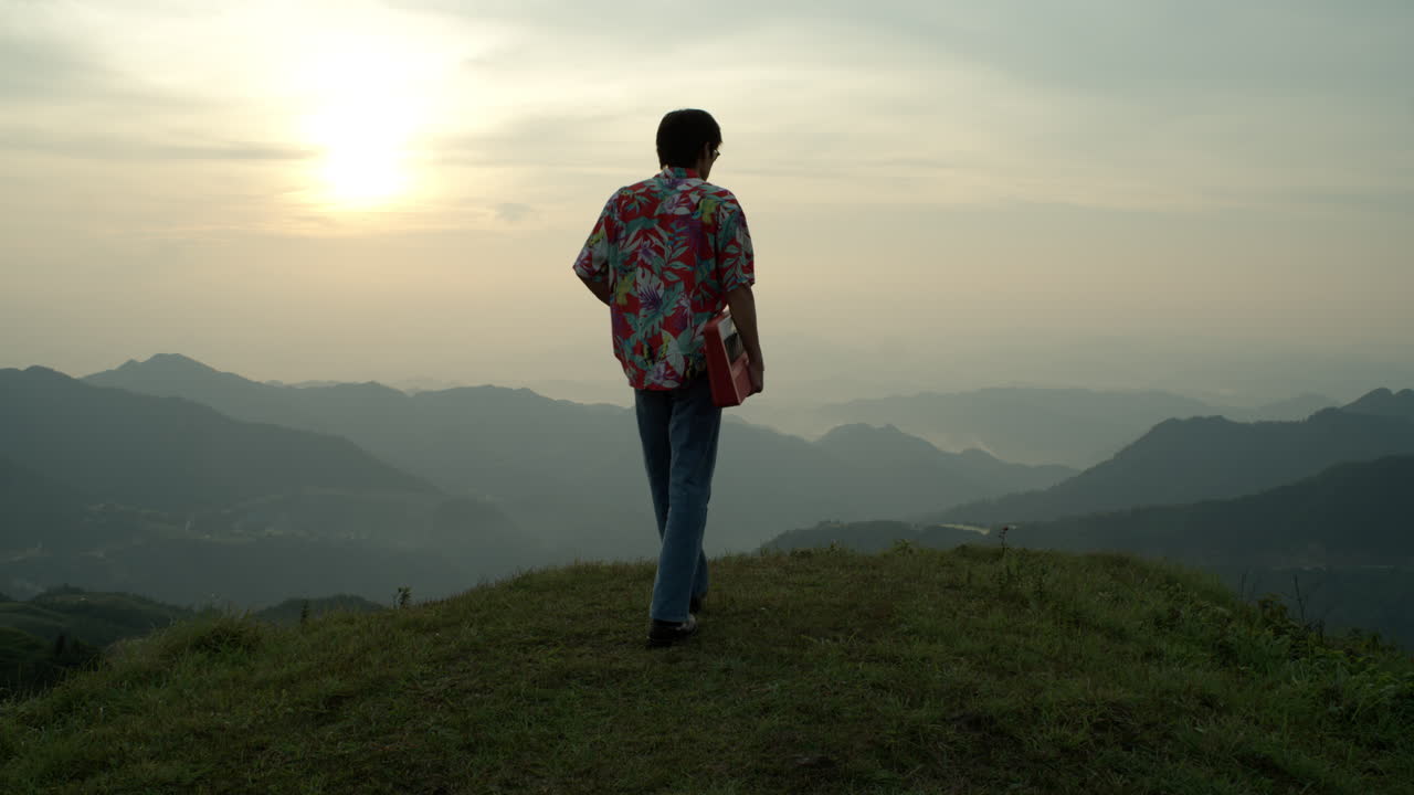 아시아의 피아노 연주자는 산 꼭대기에서 영감을 찾습니다. 해가 지는 스카이라인, 자연스러운 분위기, 혼자  ⁇ 는 음악가