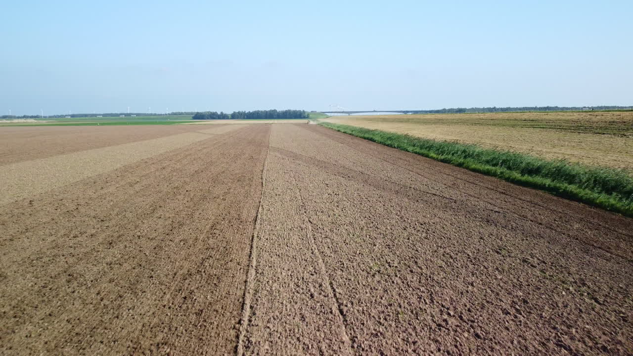 Luftaufnahme von zur Hälfte mit Egge bearbeitetem Ackerland