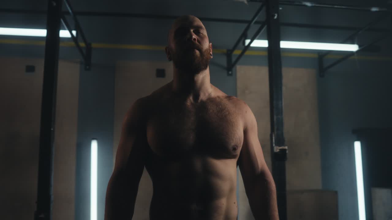 hombre trabajando en un gimnasio