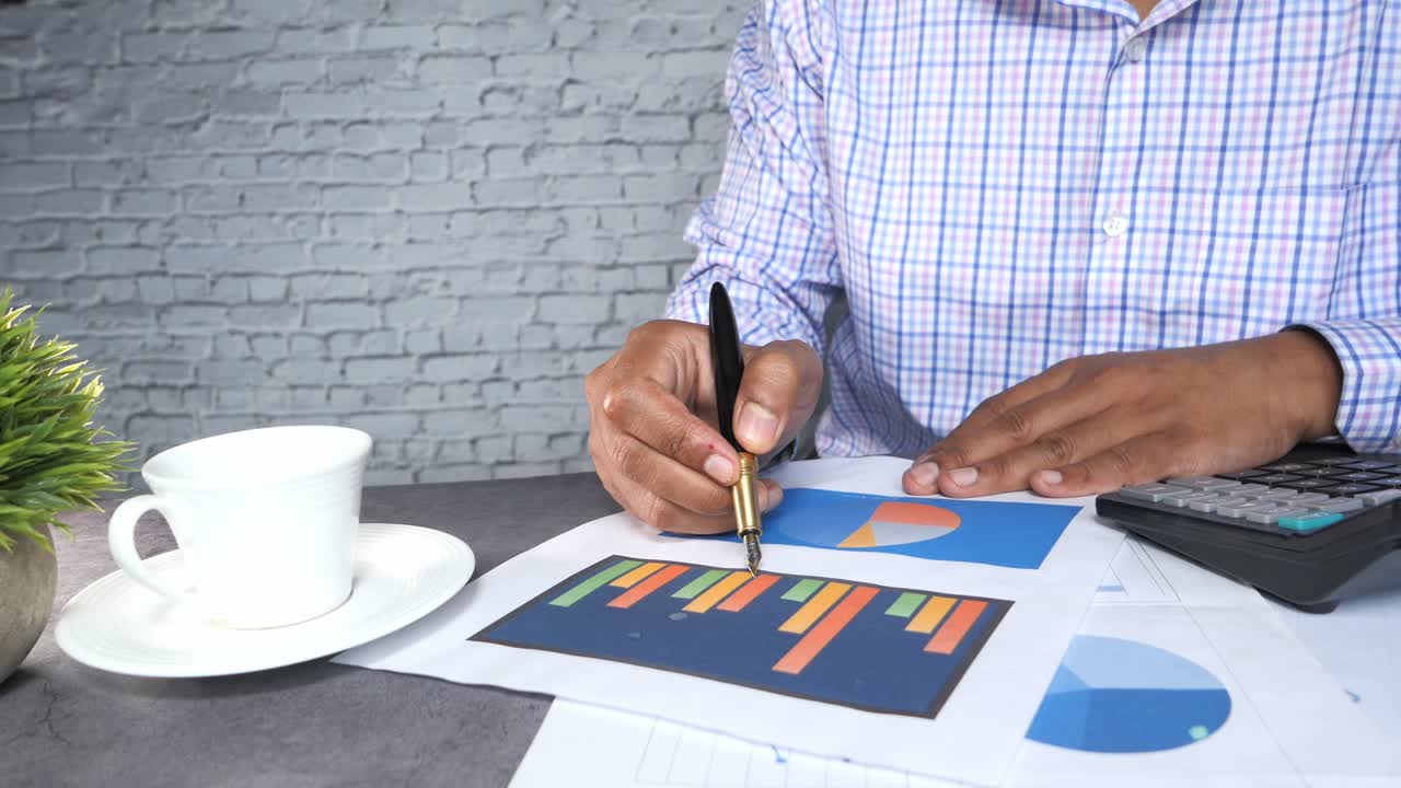 uomo d'affari che analizza i dati finanziari