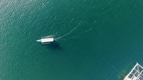 Luftaufnahme-Nach-Einem-Boot,-In-Klaren,-Blauen-Meeren-Indonesiens,-Sonniger-Tag---Von-Oben-Nach-Unten,-Drohnenaufnahme