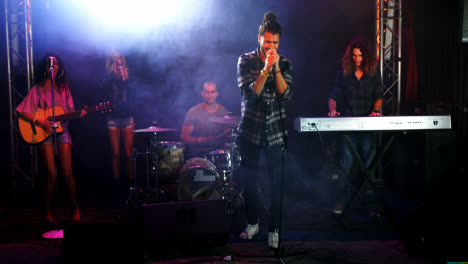 cantante actuando en el escenario en un concierto 4k