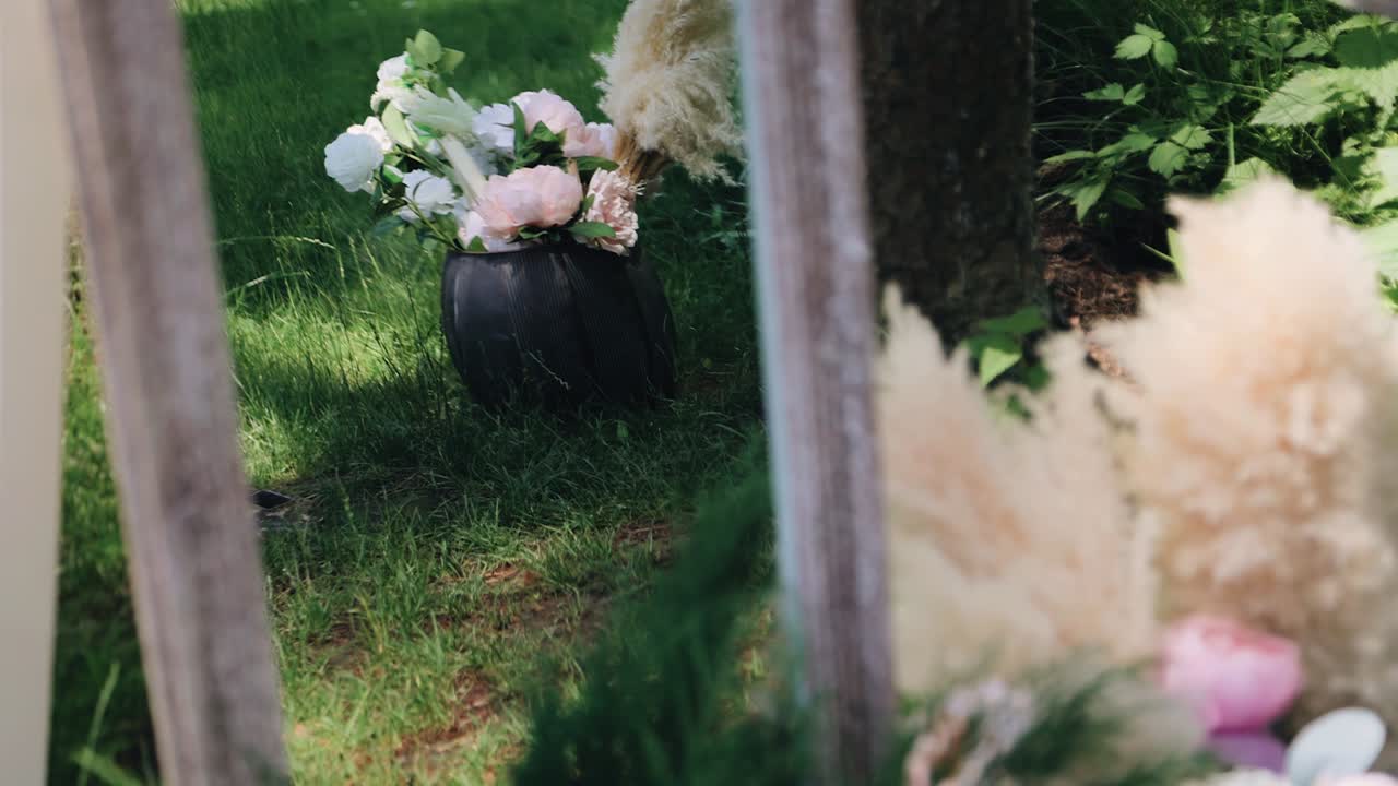 집 안의 거울은 주변의 자연을 반영합니다. 근처에 꽃비가 있습니다.