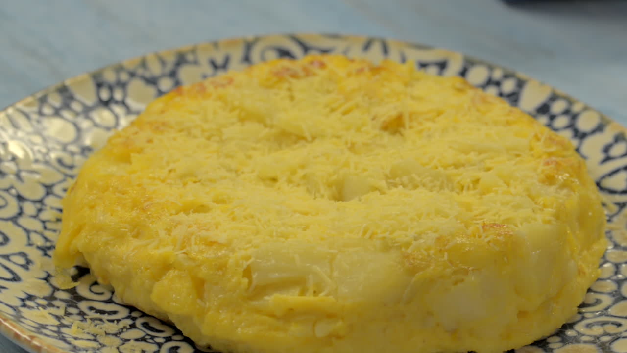 decorando una tortilla española con perejil en cámara lenta
