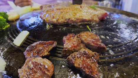 primer plano de cocinar bistec de carne en la parrilla de barbacoa tradicional coreana