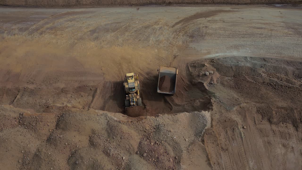 vista aérea de una excavadora llenando un camión enorme en un sitio de minería de níquel