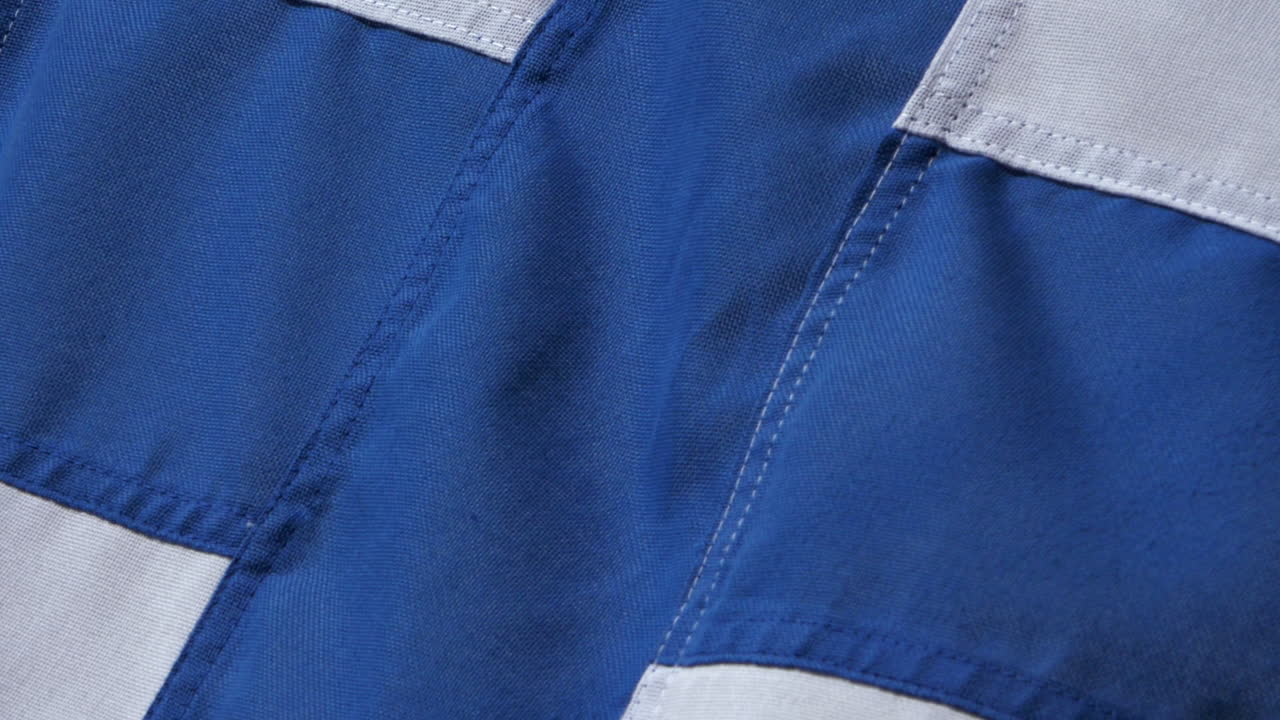 근접 촬영 슬로우 모션을 흔들며 핀란드의 국기