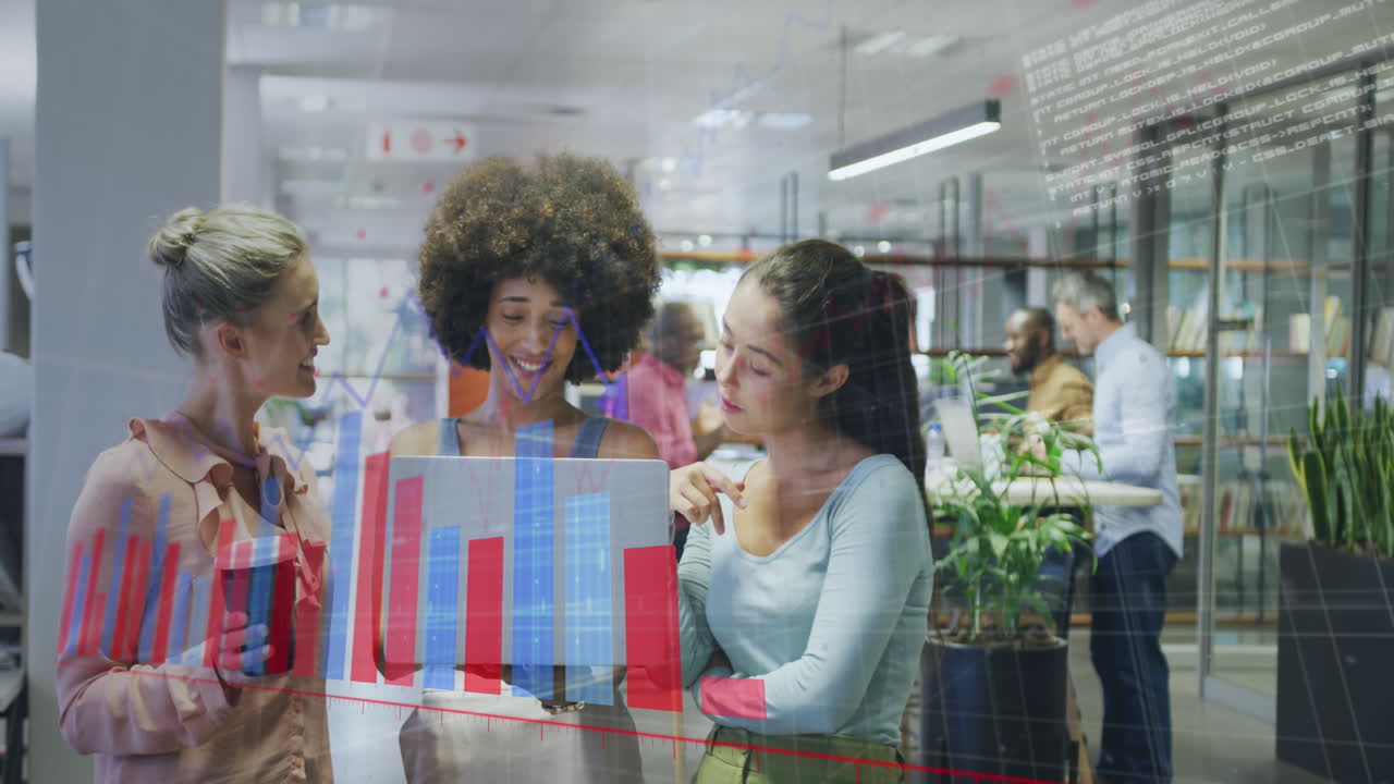 animación del procesamiento de datos sobre diversas personas de negocios en la oficina