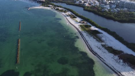 imágenes de drones de la costa de cancún, bajando una toma aérea con un kitesurfista sobre las claras aguas del océano azul