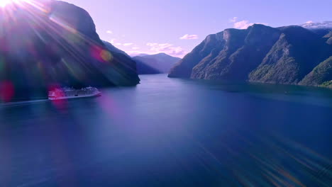 navio de cruzeiro navegando no aurlandsfjord em um dia ensolarado