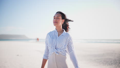 Playa,-Viento-Y-Mujer-En-La-Naturaleza-Con-Los-Brazos-Abiertos