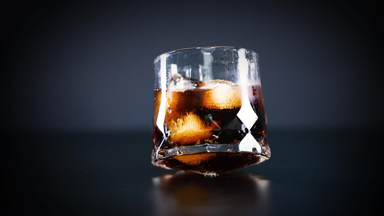 un vaso de cola con hielo