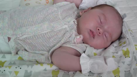 niña durmiendo tranquilamente en la cuna