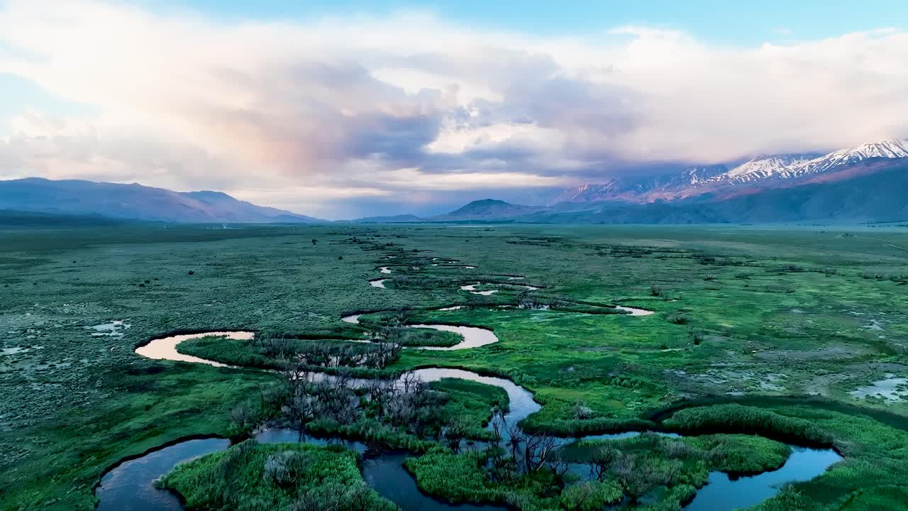 비 ⁇  캘리포니아 근처의 오 ⁇ 스 강 계곡에서 새벽에 떠다니고