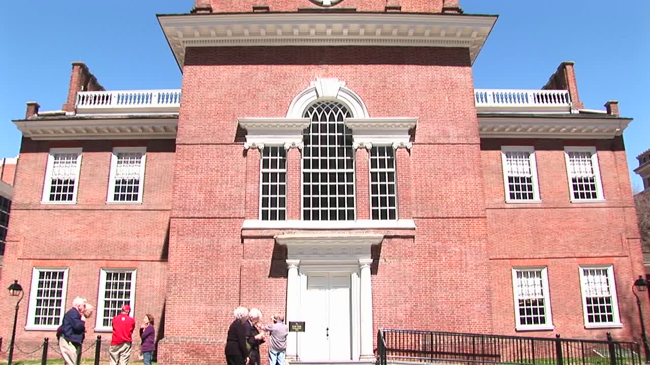 카메라가 필라델피아의 역사적인 독립 기념관을 패닝합니다.