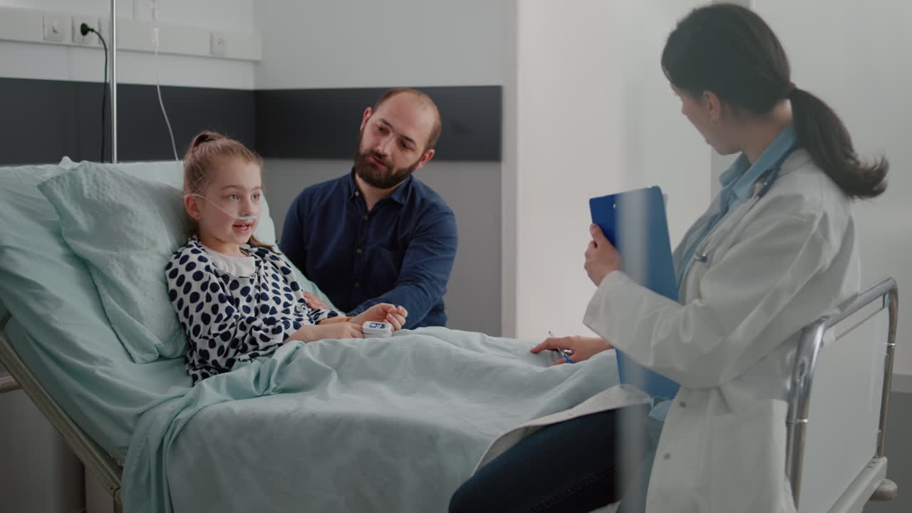 Medico che discute il trattamento di una malattia con un bambino paziente malato e suo padre durante una visita medica