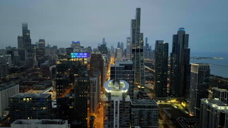 Vista-Aérea-De-Modernos-Apartamentos-De-Gran-Altura-En-South-Loop,-Noche-Nebulosa-Chicago,-Estados-Unidos