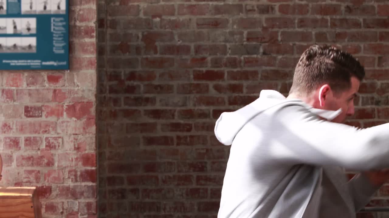 남자 선수 가 권투 운동 을 하고 있다