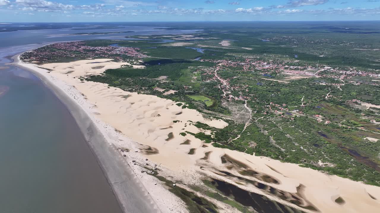 Tutoia Ufku, Tutoia, Maranhao, Brezilya. Amerika'nın Brezilya Deltası. Nehir kenarında şehir. Maranhao'da Tutoia Ufku. Doğa Manzarası. Adalar Su Yolları Ağı. Turizm Seyahati