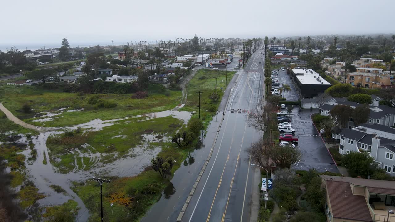 비가 오는 날 카를스바드의 홍수 거리
