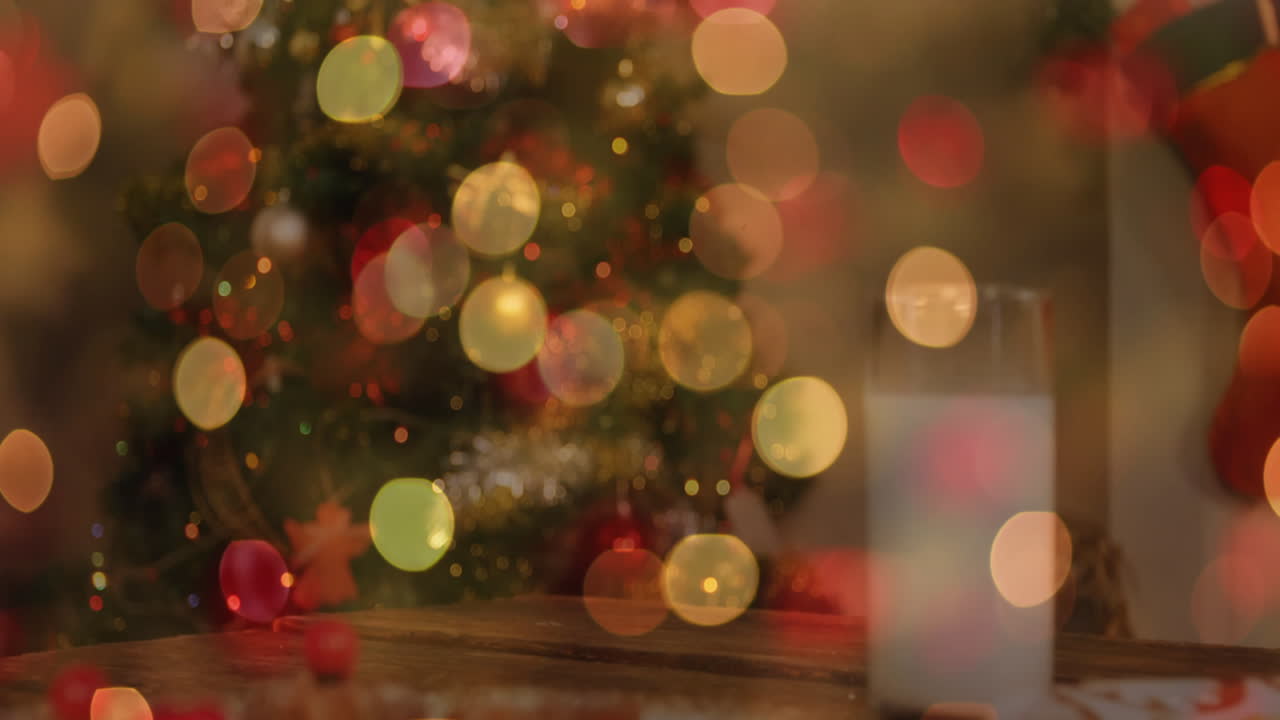 Animación de guirnalda de luces parpadeantes, árbol de navidad y plato con galletas.