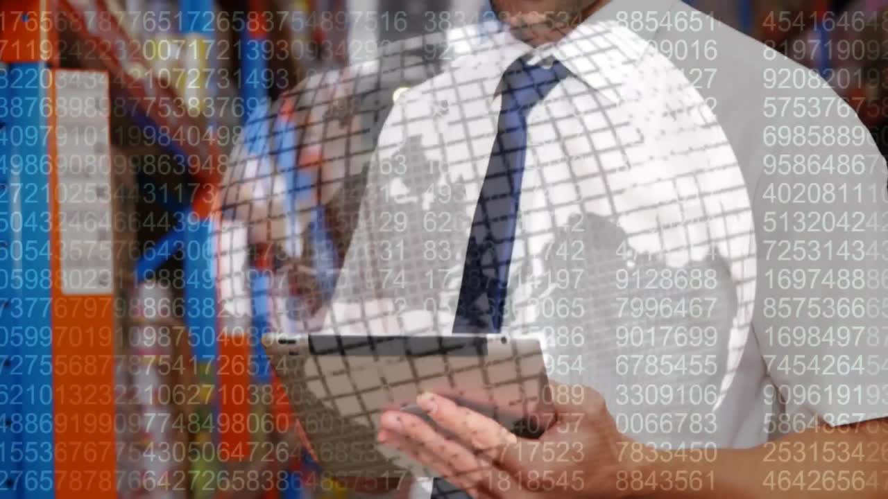 animación del procesamiento de datos sobre un trabajador de almacén masculino