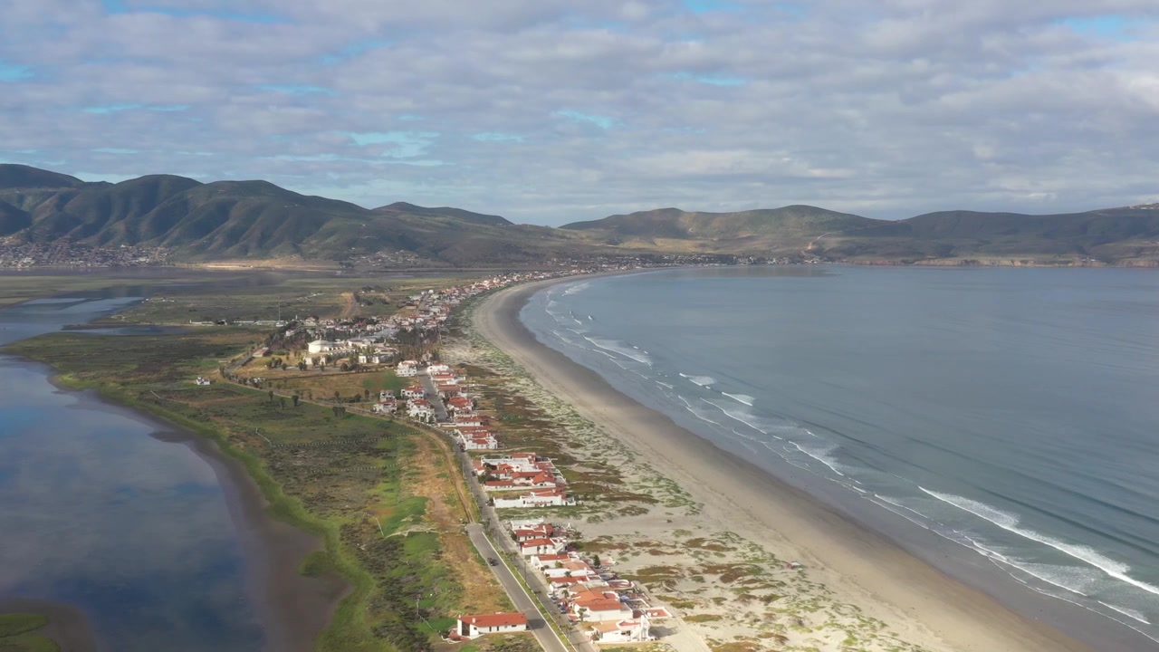 Vista amplia de Playa Estero Ensenada México, casas frente a la playa de Ensenada en Bahía Todos Los Santos