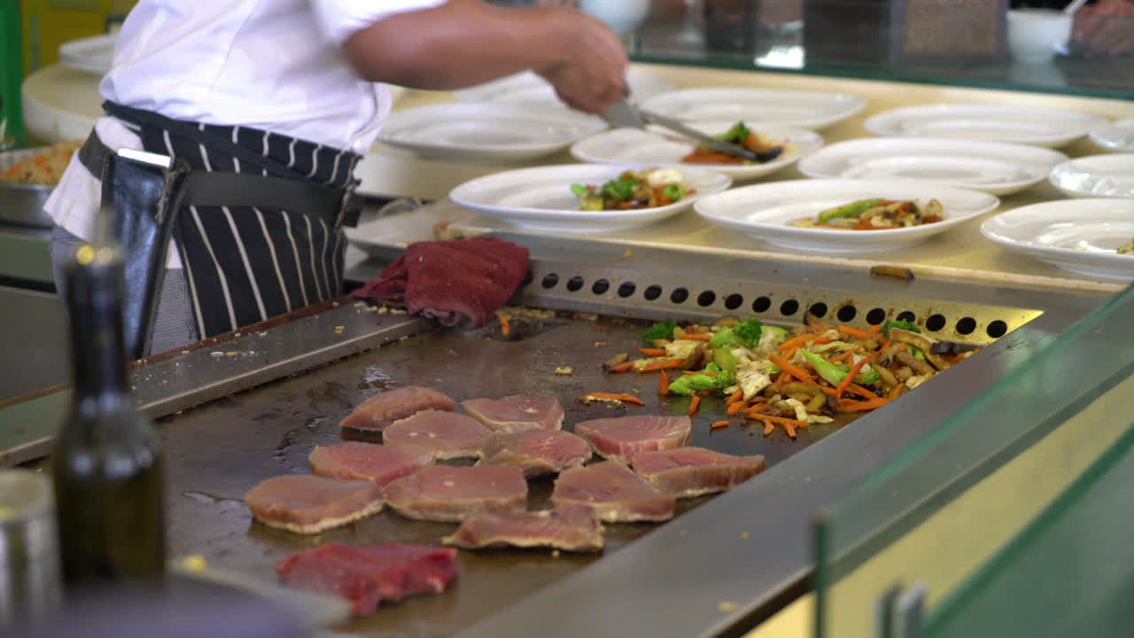 팬에 튀긴 참치 스테이크