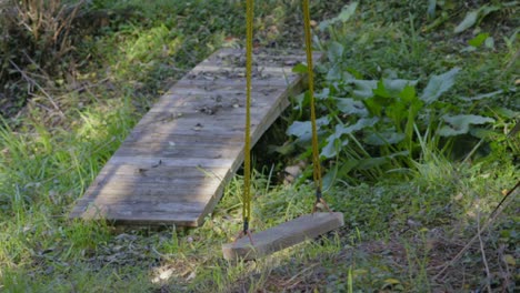 En-El-Bosque-Un-Columpio-Y-Un-Puente-De-Madera