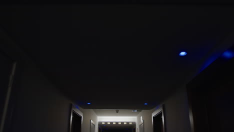corredor vacío del hotel por la noche
