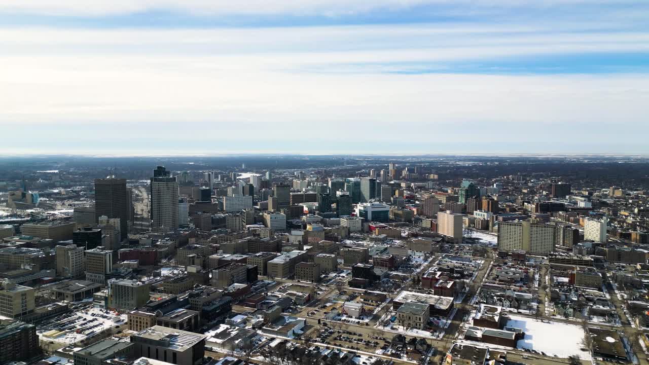 Ampia ripresa timelapse con drone del centro di Winnipeg in inverno durante il giorno