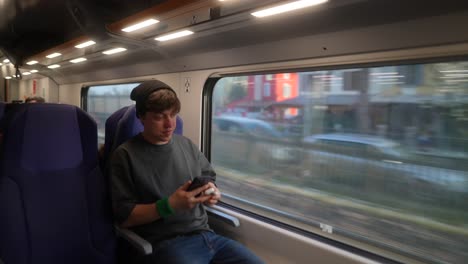 hombre usando teléfono inteligente en el tren