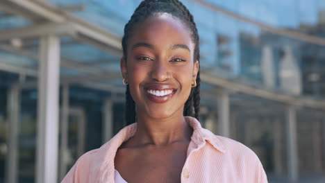 Retrato-De-Mujer-Negra-Con-Una-Sonrisa-Fuera-Del-Campus