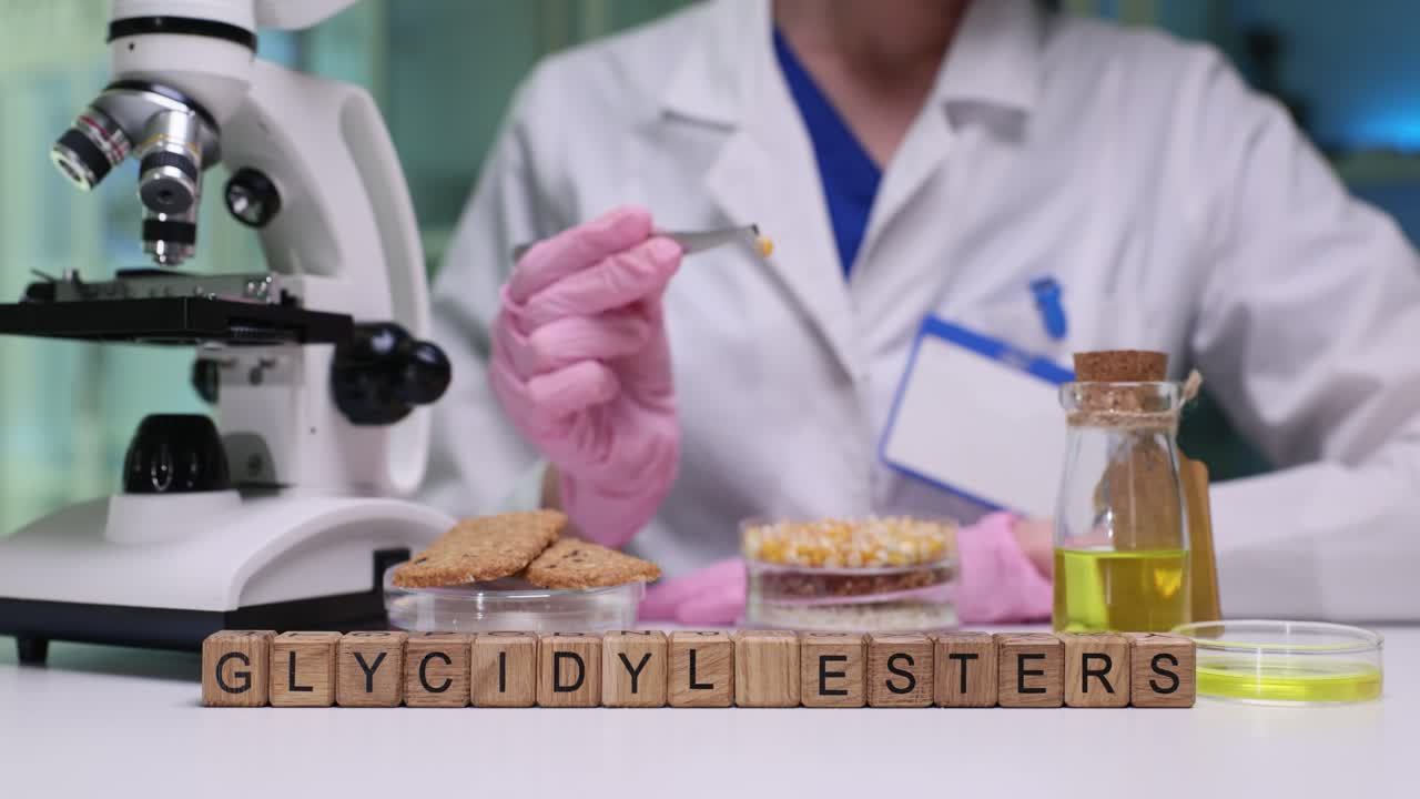 Esteri glicidici e scienziato che ricerca semi di mais in laboratorio.