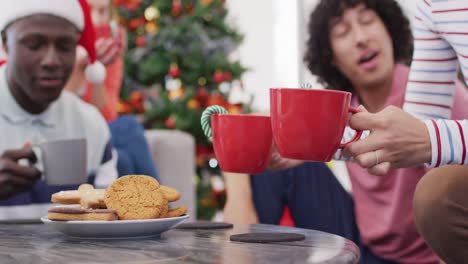 Feliz-Grupo-De-Amigos-Diversos-Bebiendo-Cacao.