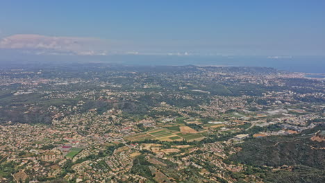 tanneron francia aérea v20 panorámica panorámica circular de alto ángulo que captura hermosos accidentes geográficos naturales en cannes, mandelieu-la napoule, pegomas y comunas de grasse - julio de 2021