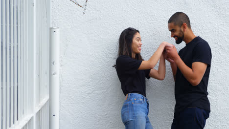 una pareja joven interactuando entre sí 4k