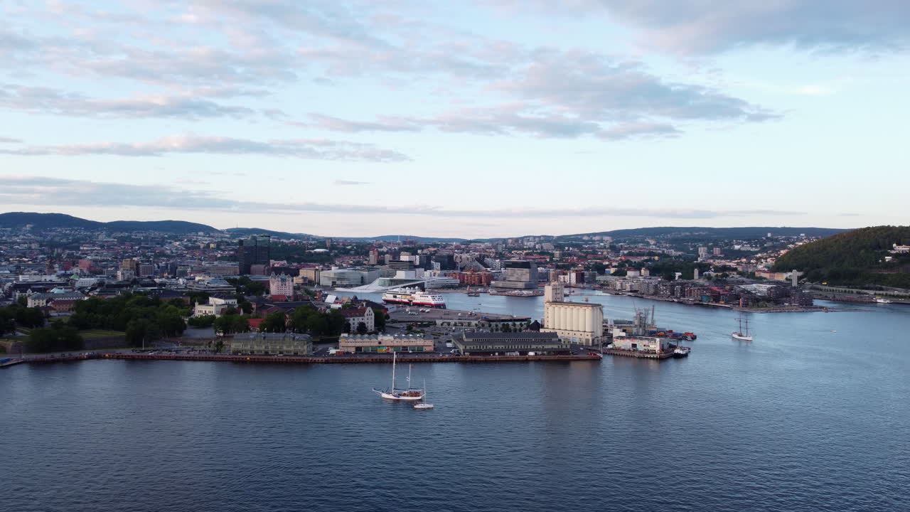Vista panorámica aérea del centro de la ciudad y el puerto de Oslo, después del atardecer.