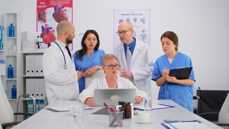 tormenta de ideas trabajo en equipo de médicos que resuelven problemas relacionados con las enfermedades