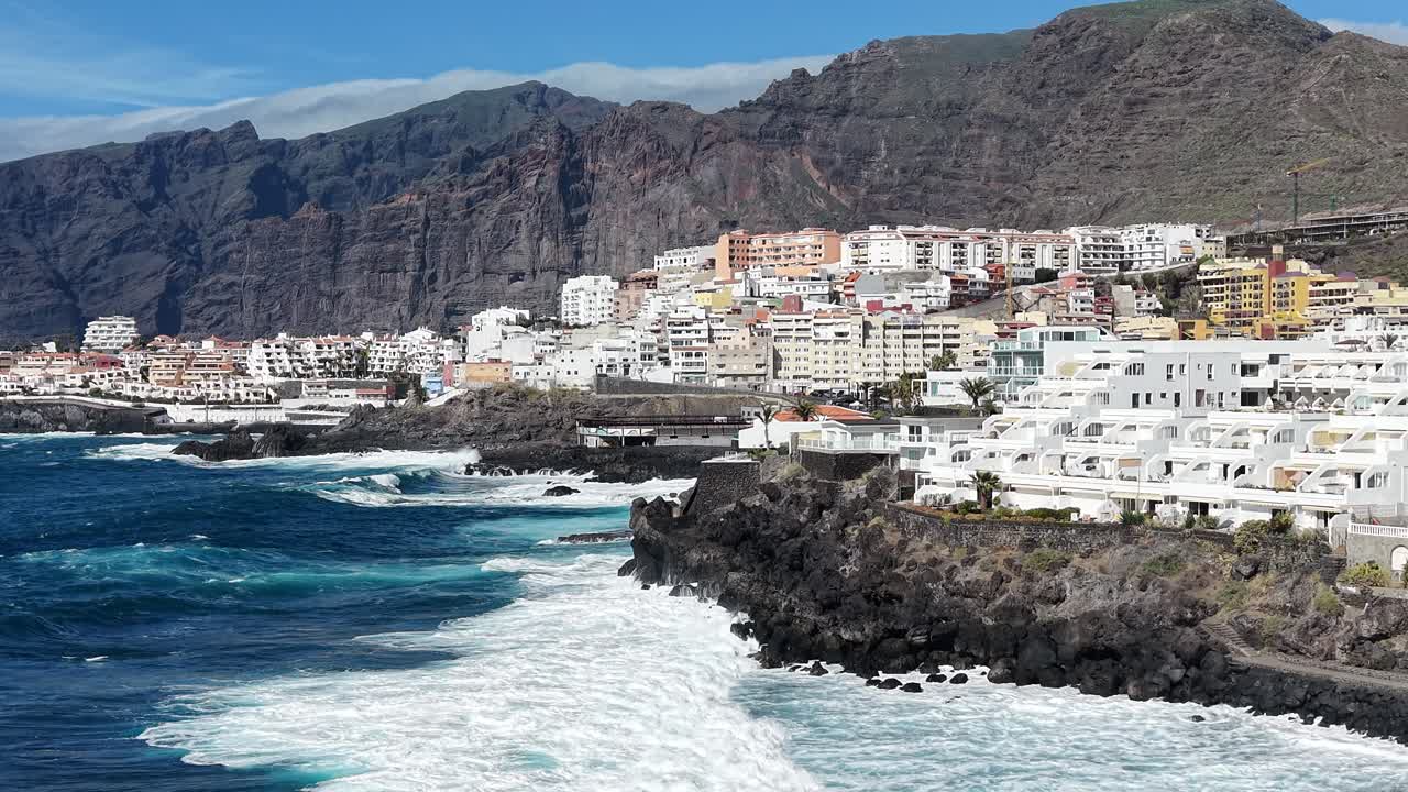 Grandes olas, villas frente al mar, Playa de Puerto de Santiago, Tenerife, España.