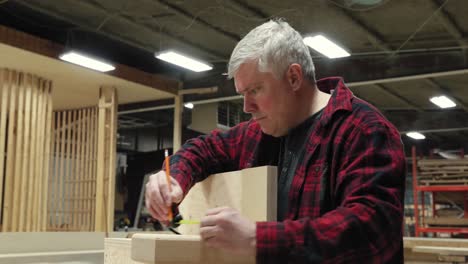 Tischler-Bei-Der-Arbeit-In-Der-Holzwerkstatt